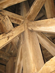 Details of a king post and truss beams in a church steeple frame - Détails d'un poinçon et des...