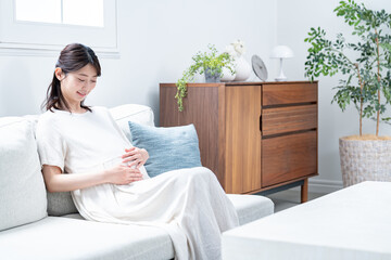 お腹を抑える女性