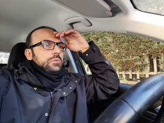 Uomo alla guida dell'automobile per le strade della città