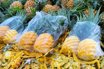 Fresh Hainan perfume pineapples in transparent bags