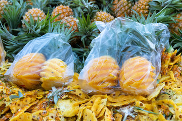 Fresh Hainan perfume pineapples in transparent bags