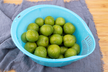 Drain the fresh plums in the basket