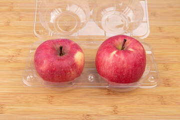 Shandong Fuji apples in a transparent plastic box