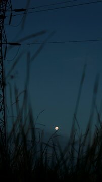 Come&ccedil;o da noite com a luz vis&iacute;vel no c&eacute;u