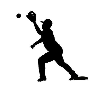 野球の守備選手が塁上で構えるシルエット
