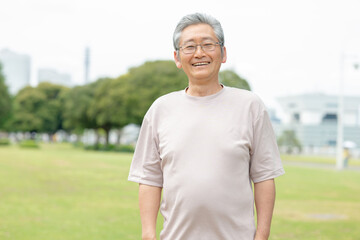 笑顔のシニア男性