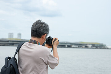 カメラを構えるシニア男性