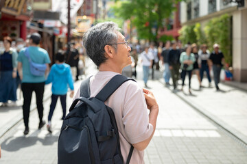 街を歩くシニア男性