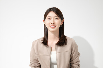 笑顔の若い女性