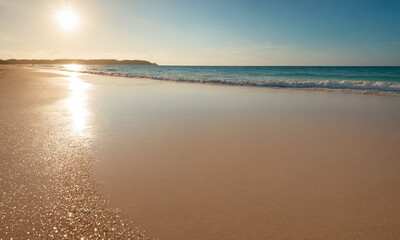 아름다운 바닷가 모래사장 파도 빛나는 바닷가
