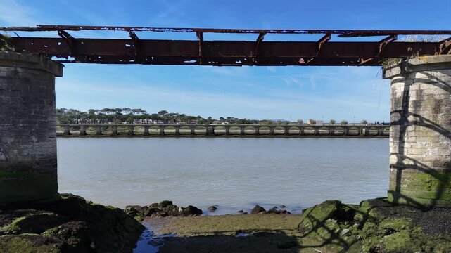 Passage entre deux pyl&ocirc;nes avec ouverture sur l&rsquo;oc&eacute;an &ndash; Tarnos Plage