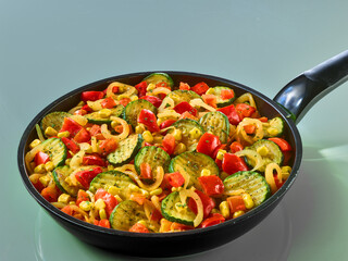 Gemuesepfanne mit Zucchini und Paprika mit Mais und Zwiebelringen, Pfannengericht, 