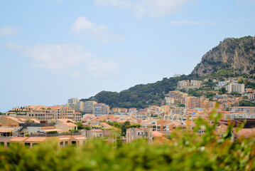 Obraz premium Coastal Hillside Town with Mediterranean Architecture and Sea Breeze Ambience