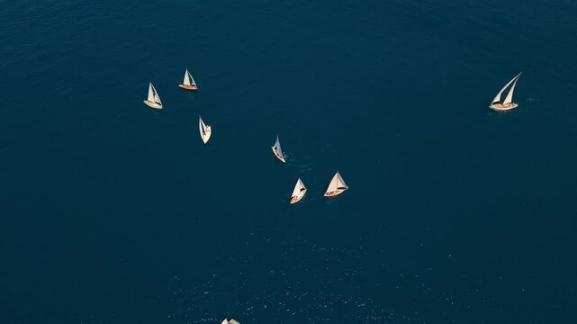 Vue a&eacute;rienne de plusieurs voiliers au milieu de la mer 