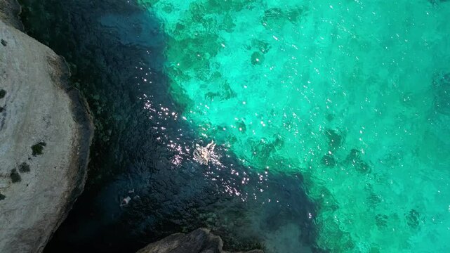Niebieskie jaskinie - Zakynthos - Grecja - wybrzeże i niebieskie jaskinie nagrane dronem