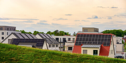 Neubaugebiet mit Einfamilienhäusern mit Solardächern © reimax16