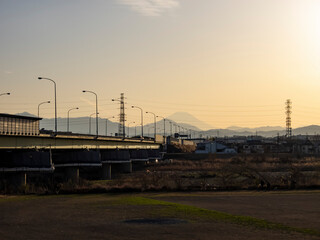 Obraz premium 多摩川からの橋と富士山