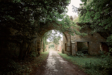 Obraz premium An old abandoned castle in the outskirts of Scotland in summer