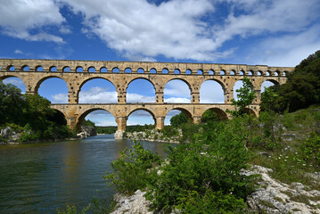 Fototapeta premium Vue générale du Pont du Gard une journée ensoleillée avec quelques nuages