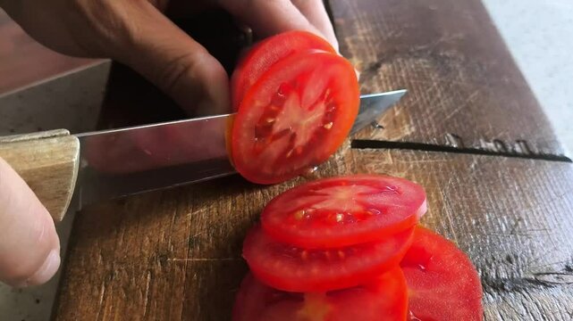 Cortar tomate preciso rodajas redonda de potasio