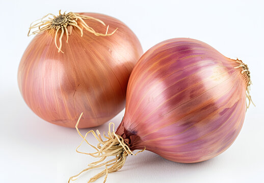 Dwie cebule na białym tle, świeże warzywa spożywcze w ujęciu studyjnym