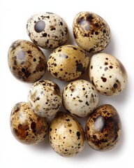 Obraz premium A group of speckled quail eggs, showcasing their unique patterns and earthy tones.