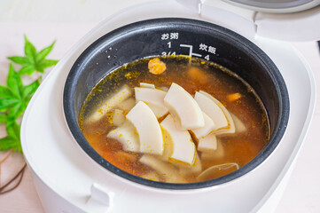 たけのこご飯の素で炊く　灰汁抜きしたタケノコを追加