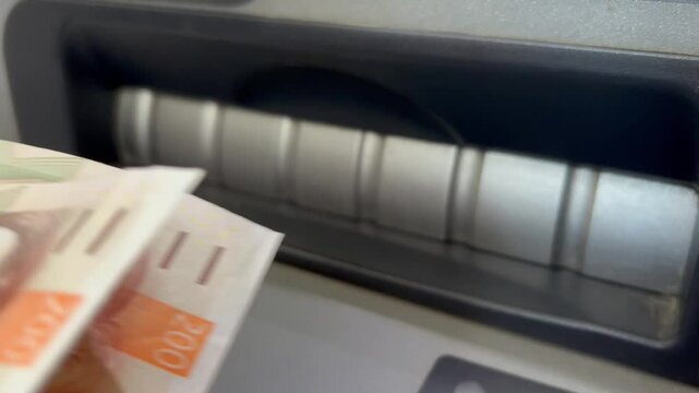 cash 400 CZK at an ATM