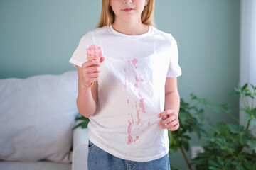 The child stained his clothes with ice cream.