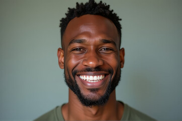 Obraz premium A person with a long beard is smiling directly into the camera