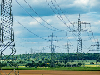Hochspannungsmasten einer Überlandleitung