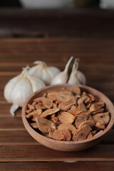 Crispy homemade fried garlic: A versatile, flavorful snack or crunchy seasoning for any meal. Support local home businesses