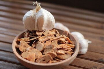 Crispy homemade fried garlic: A versatile, flavorful snack or crunchy seasoning for any meal. Support local home businesses