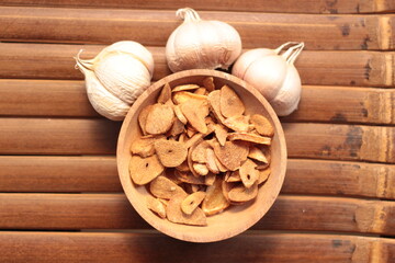 Fototapeta premium Crispy homemade fried garlic: A versatile, flavorful snack or crunchy seasoning for any meal. Support local home businesses