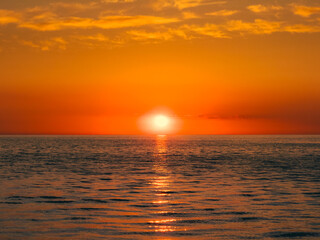 Fototapeta premium Orange Cast Of The Sunlight Over The Ocean 