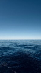 Obraz premium Tranquil Ocean View Under a Clear Blue Sky at Midday.