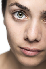 Naklejka premium Close-up portrait of a young woman with striking blue eyes and natural beauty