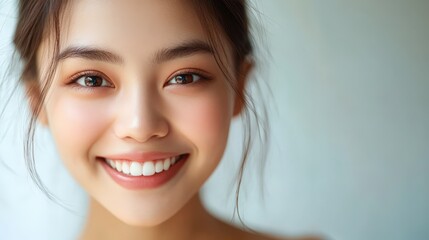Naklejka premium Close-up portrait of a young woman smiling brightly.