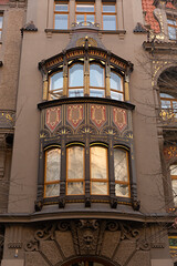 Edificio con fachada decorada con motivos dorados.