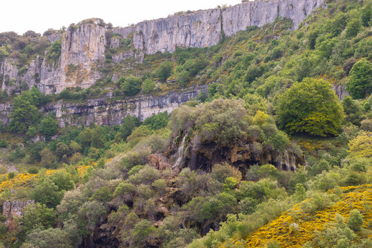 Paisaje del ca&ntilde;&oacute;n del Ebro y la cascada del Tobazo. Tomada en Villaescusa de Ebro en mayo de 2025