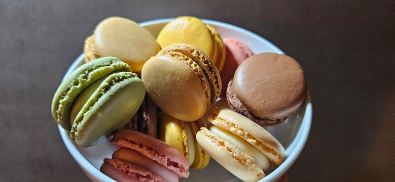 Verschiedene Macarons in wei&szlig;er Schale