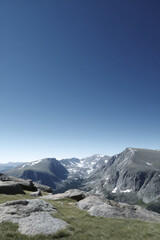 Obraz premium breathtaking view of rocky mountains in colorado under clear blue sky showcasing majestic peaks and lush green