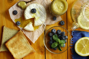Tasty composition with cheese, honey and berries