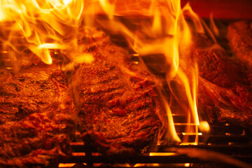 Entrecote a la parrilla con llamas