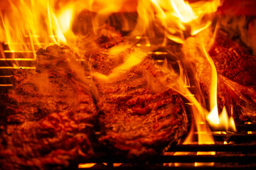 Entrecote a la parrilla con llamas