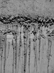 Betonwand mit verlaufendem Material