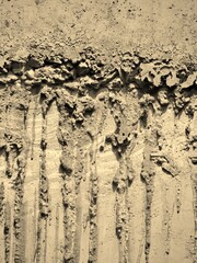 Betonwand mit verlaufendem Material