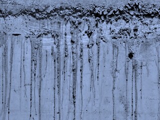 Betonwand mit verlaufendem Material