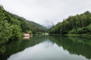 Obraz premium Lake in the mountains on a cloudy and rainy day 