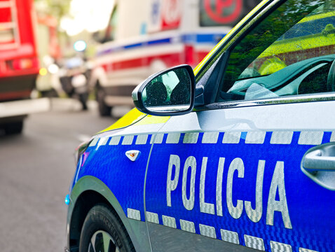 Radiow&oacute;z policji, ambulans zespołu ratownictwa medycznego pogotowia ratunkowego i w&oacute;z strażacki w trakcie działań ratunkowych